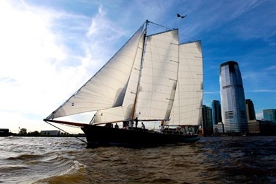 Manhattan charter yacht America 2.0 port bow